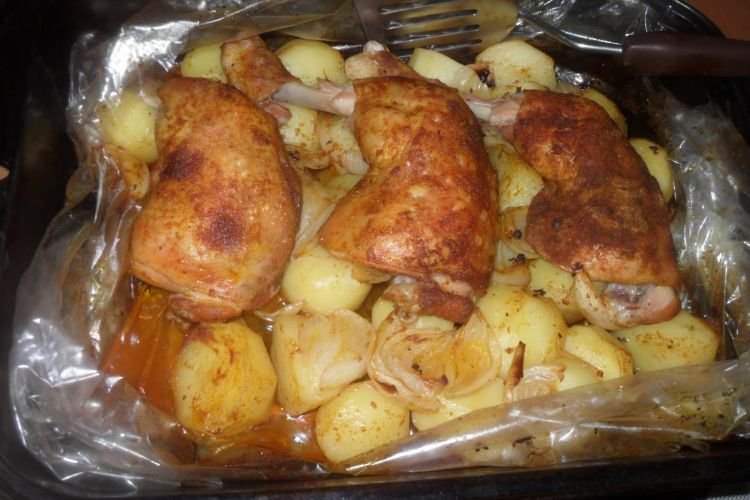 Куриця з картоплею, запечені в рукаві