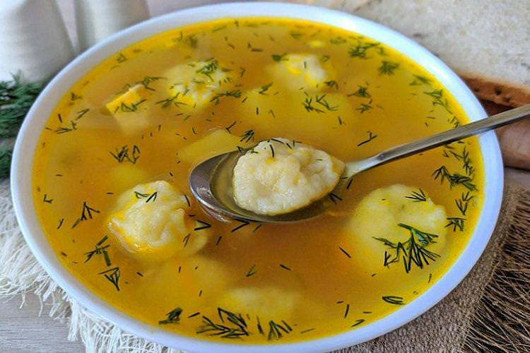 Класичний курячий суп з галушками