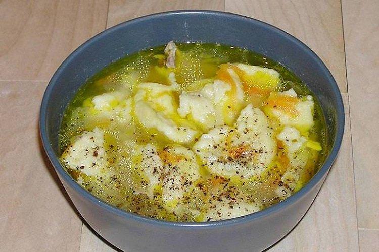 Куриний суп з часниковими галушками