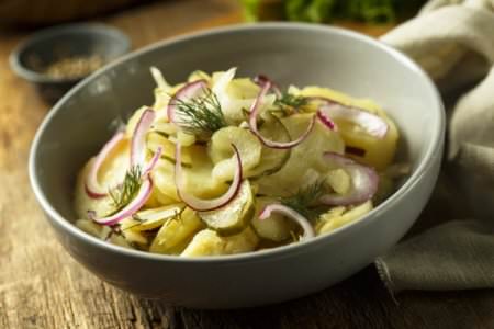 20 салатів із солоними огірками, які завжди виходять смачними
