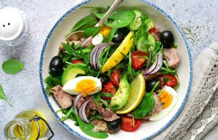 Салат з яйцями, огірками, тунцем та руколою