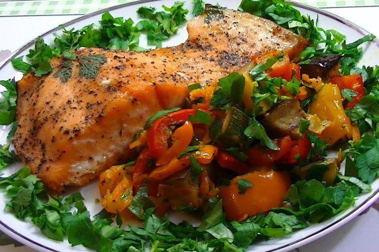 Запечена риба з овочами в духовці