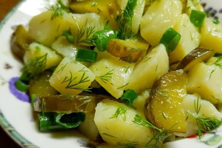 Салат із солоних огірків та картоплі