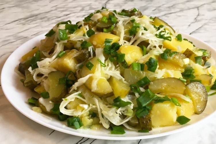 Салат із квашеної капусти, картоплі та солоних огірків