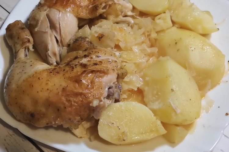 Куриця з картоплею та капустою в духовці