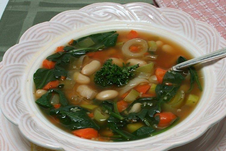 Фасолевий суп зі шпинатом