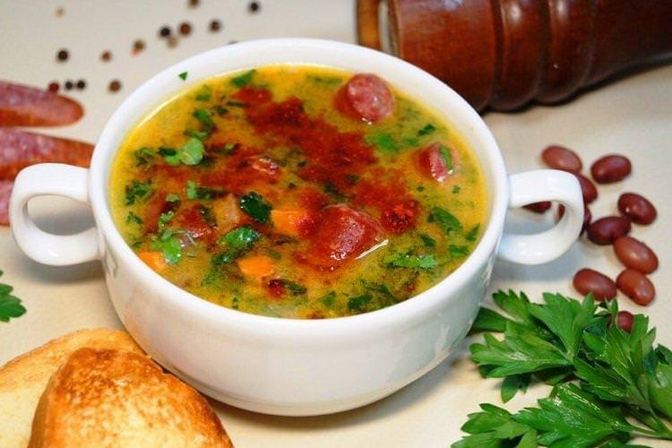 Гострий суп з ковбасками та шпинатом