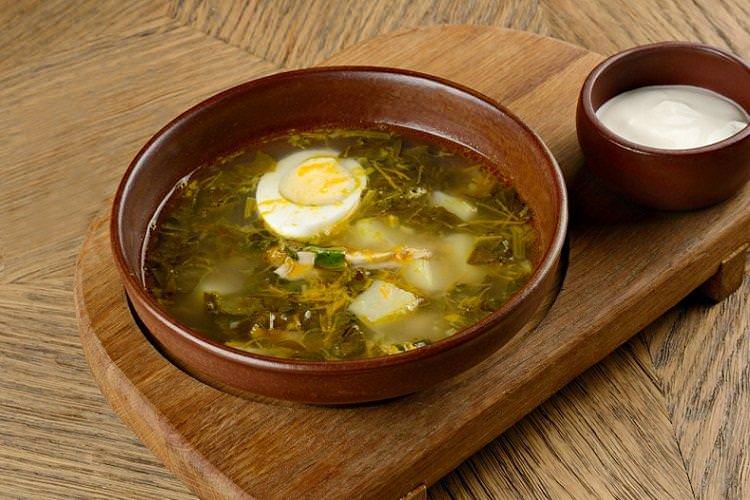 Класичний суп зі щавлю з яйцем