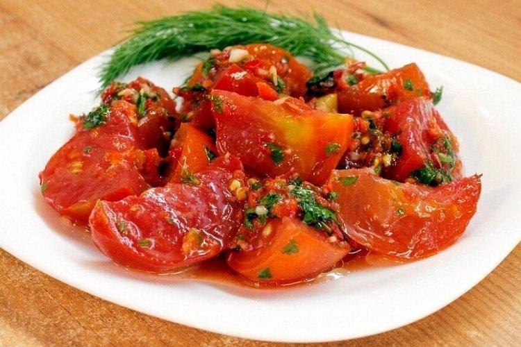 Гострий корейський салат із помідорами