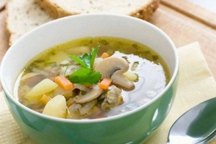 Картопляний суп з куркою та грибами