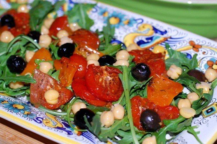Салат з в'яленими помідорами та оливками