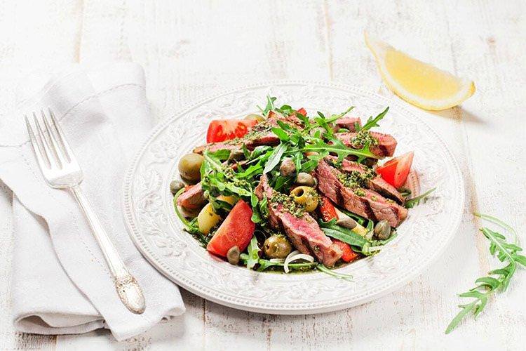 Салат з яловичиною, шпинатом та оливками