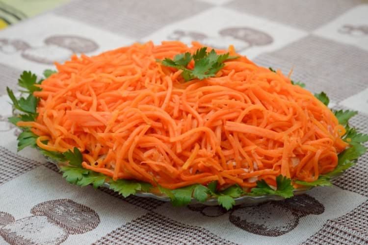 Шарований салат із корейською морквою, картоплею та куркою