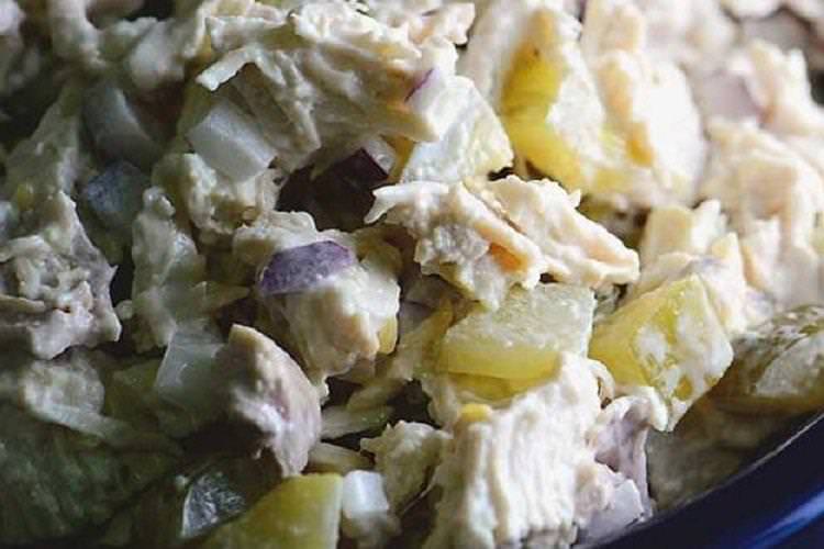 Салат з куркою, сиром та солоними огірками