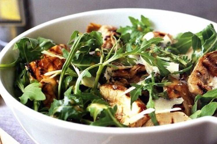 Легкий салат із куркою, пармезаном та зеленню