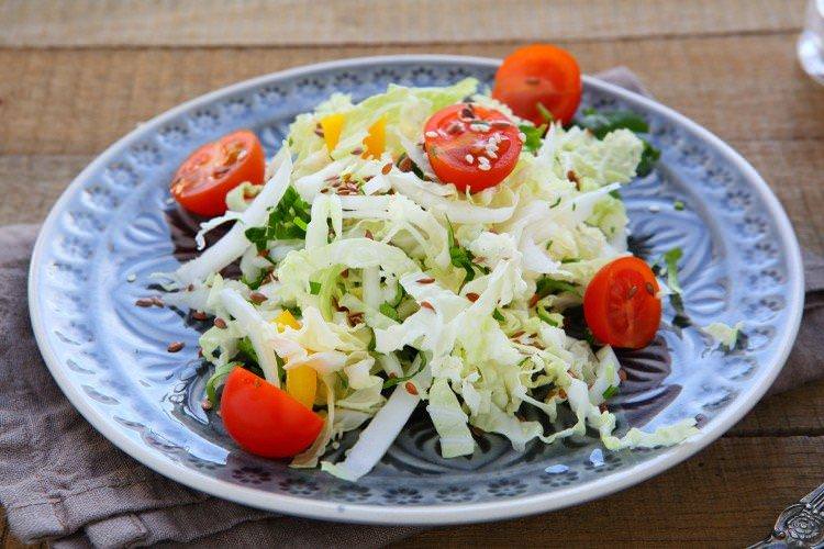 Салат із пекінської капусти з овочами