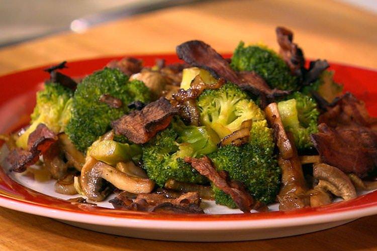 Теплий салат з грибами, брокколі та беконом