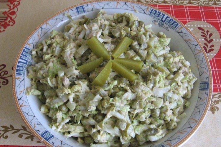 Салат з пекінською капустою та солоними огірками