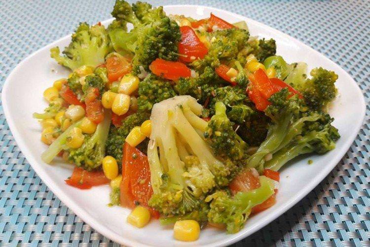 Салат з брокколі та кукурудзи