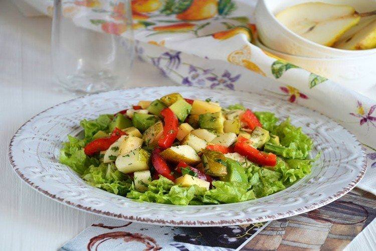 Салат із грушею, авокадо та сиром