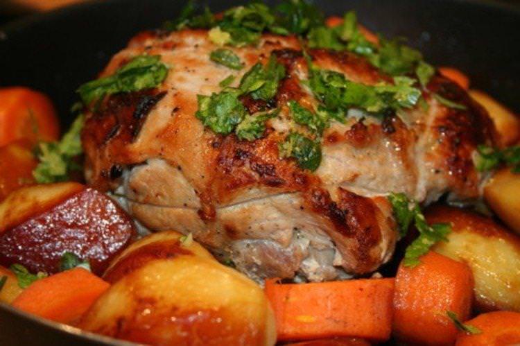 Свинячий окіст з картоплею та овочами