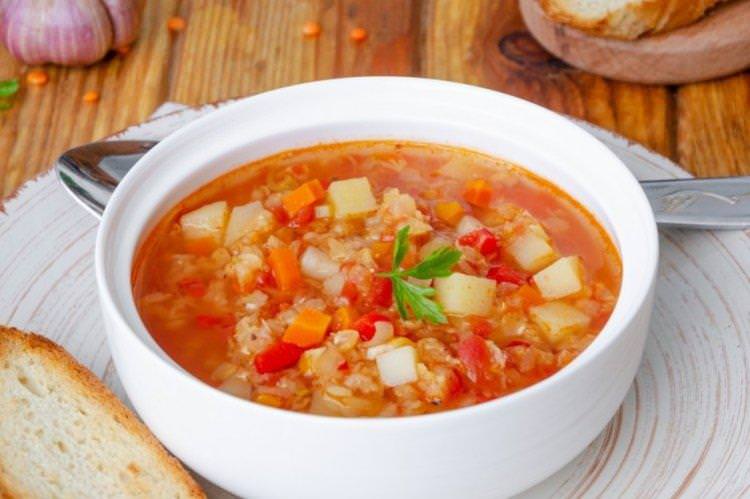 Суп із червоної сочевиці з овочами