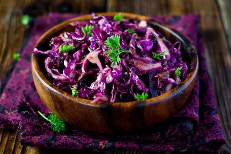 Грузинський салат з фіолетової капусти з горіхами