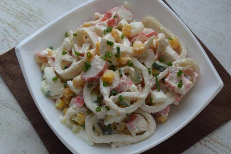 Крабовий салат із кальмарами