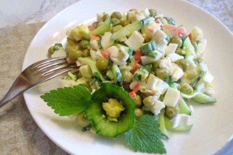 Крабовий салат із зеленим горошком