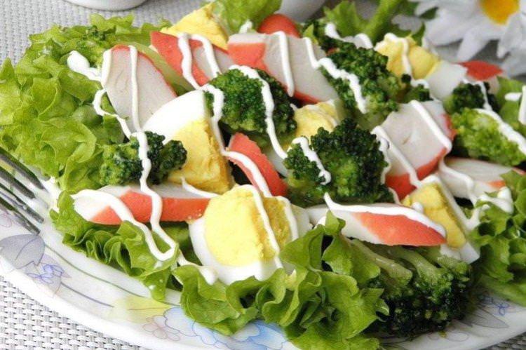 Крабовий салат з брокколі