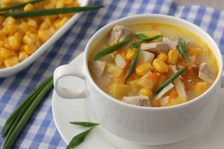 Сирний суп з куркою та кукурудзою