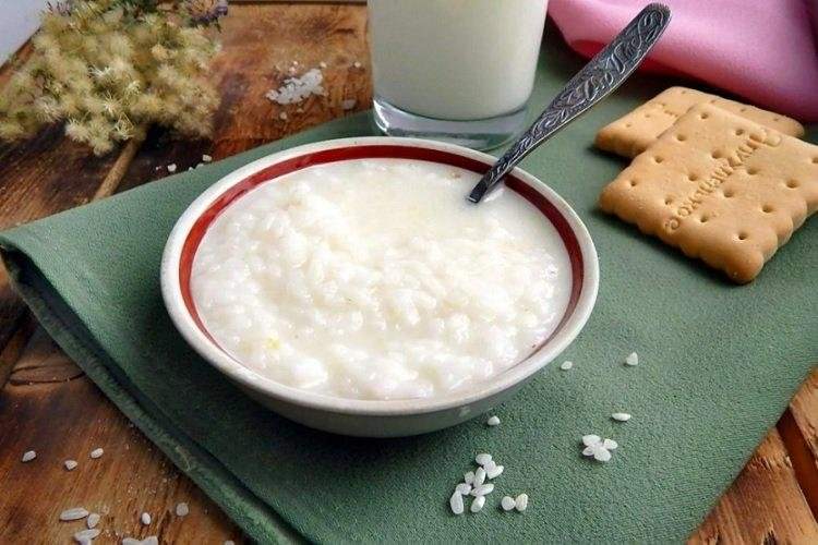 Рідка рисова каша на молоці