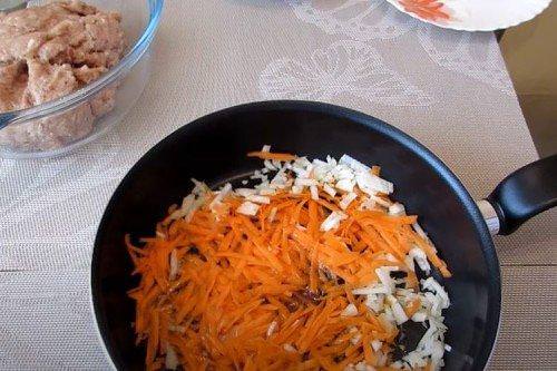 Їжачки з фаршу з рисом у томаті