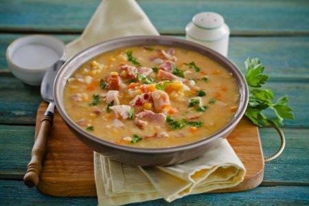 10 горохових супів з копченостями, які порадують усю сім'ю