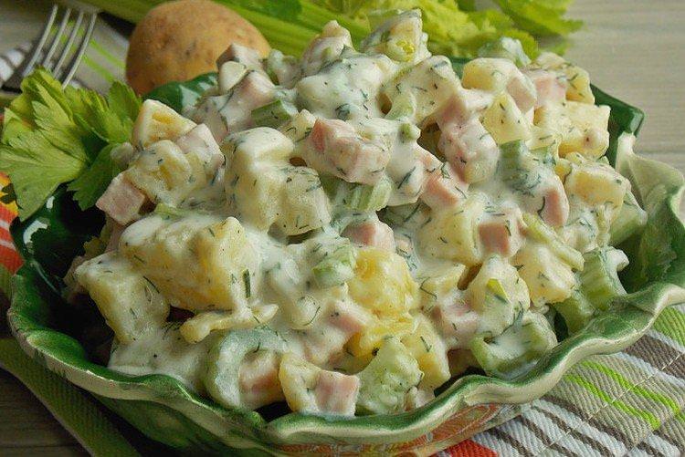 Салат з шинкою, картоплею та сиром