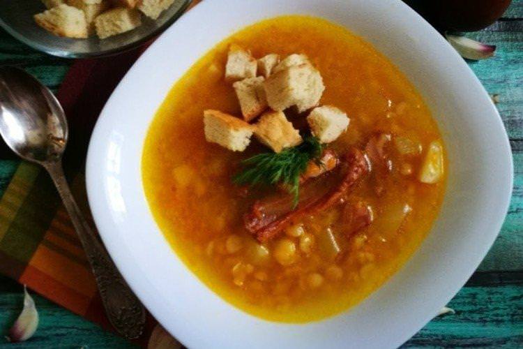 Гороховий суп з копченими реберцями та томатною пастою