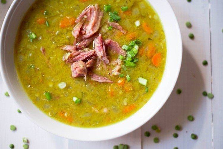 Суп із зеленого горошку з копченостями