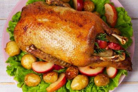 10 шикарних рецептів качки з картоплею в духовці