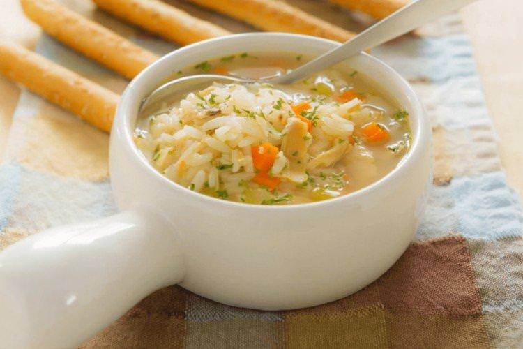 Куриний суп з рисом