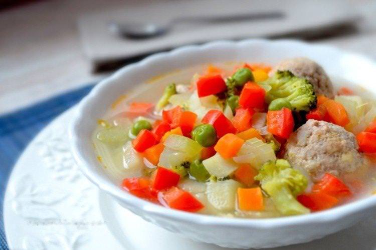 Суп з овочами та фрикадельками