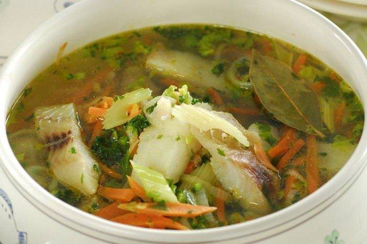 Рибний суп з рисом і селери