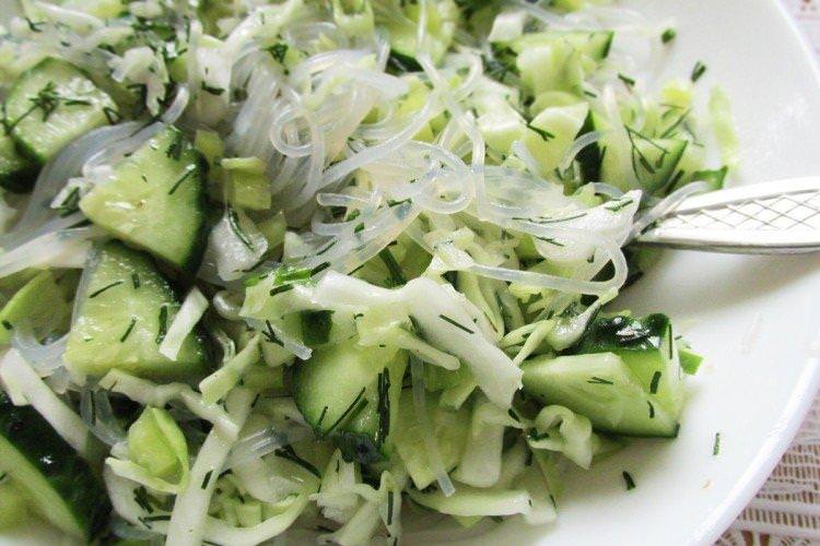 Зелений салат з фунчозою