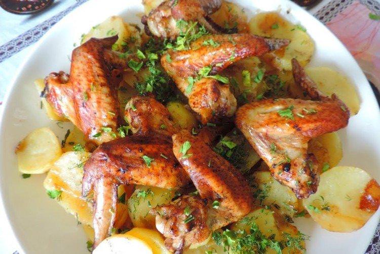 Курині крильця з овочами в духовці