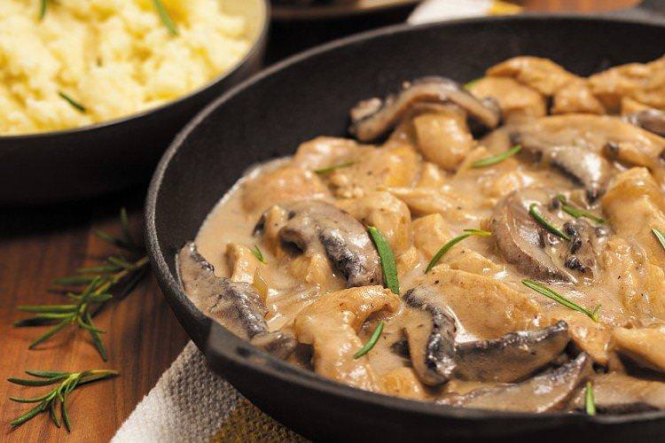 Куриця з грибами у вершковому соусі – класичний рецепт
