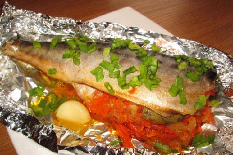 Риба з томатами, запечена у фользі
