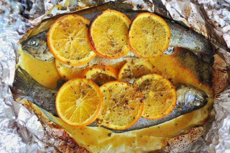 Риба з апельсинами, запечена у фользі