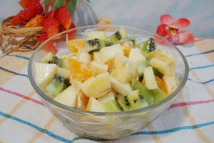 Легкий салат із фруктів