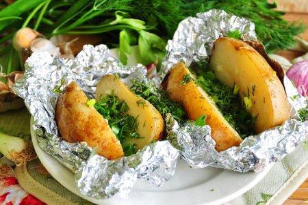 Картопля, запечена у фользі в духовці: 15 дуже смачних рецептів