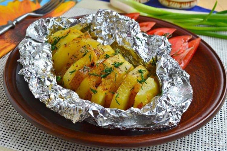 Картопля із салом, запечена у фользі