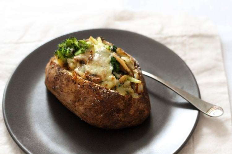 Картопля з грибами, запечена в духовці